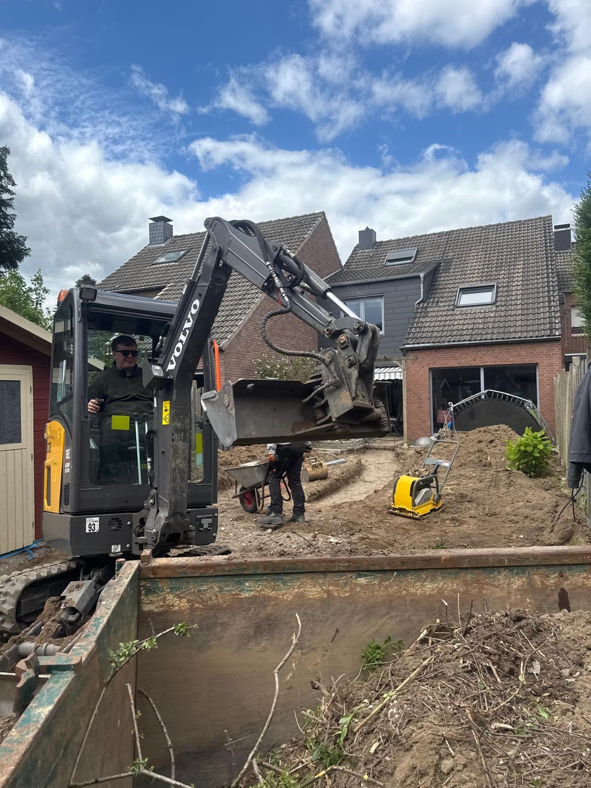 Mitarbeiter von Ricco Pastowski hebt mit dem Minibagger Erdreich für ein Fundament aus